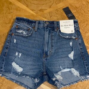 NWT!! Abercrombie & Fitch High Rise The Mom Short Medium Wash Denim Size 24 / 00